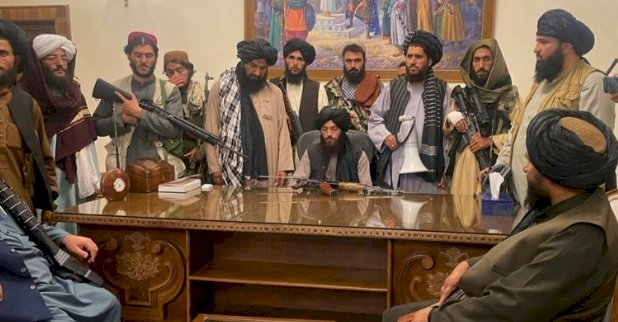 Pasukan Taliban saat masuk istana Presiden Afghanistan
