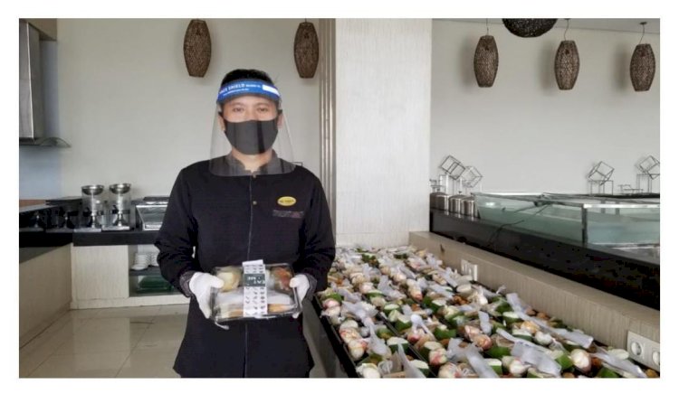 Salah satu pegawai Hotel Santika saat menunjukkan promo untuk menarik pengunjung. (Istimewa/rmolsumsel.id)