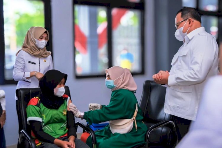 Bupati Muba Dodi Reza Alex melihat proses vaksinasi kepada atlet Muba yang akan mengikuti Porprov XIII Sumsel. (Humas Pemkab Muba/rmolsumsel.id)