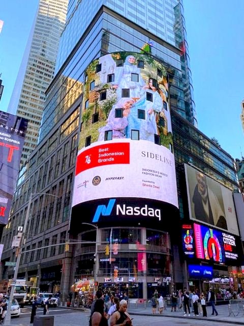 Videotron di Times Square New York, Amerika Serikat, mempromosikan produk fesyen dari brand lokal Indonesia. (Hypefast/rmolsumsel.id)