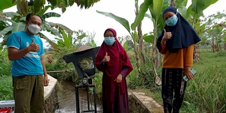 Mahasiswa penggagas Wapoge bersama dosen pembimbing. (rmoljawatengah.id)