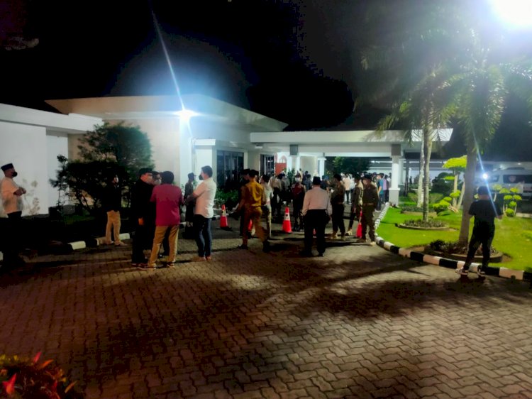 Suasana para pelayat yang datang ke kediaman Gubernur Sumsel di Griya Agung. (Eko Prasetyo/rmolsumsel.id)