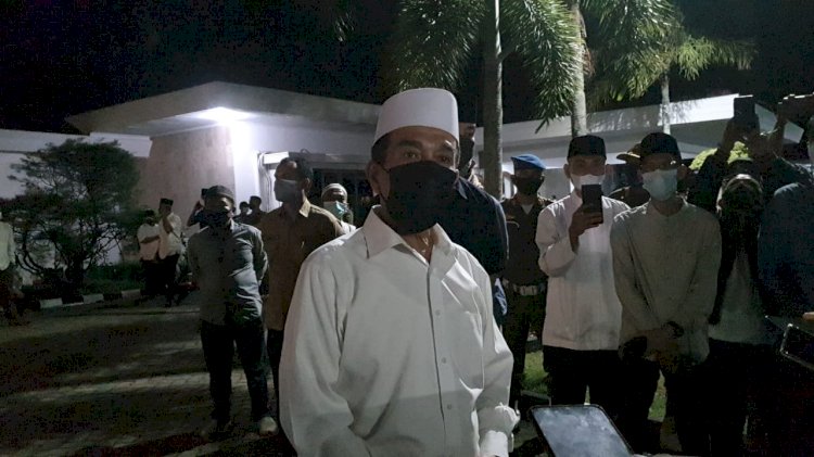 Plh Sekda Sumsel, Akhmad Najib saat melayat di rumah duka Percha Leanpuri. (Eko Prasetyo/rmolsumsel.id)