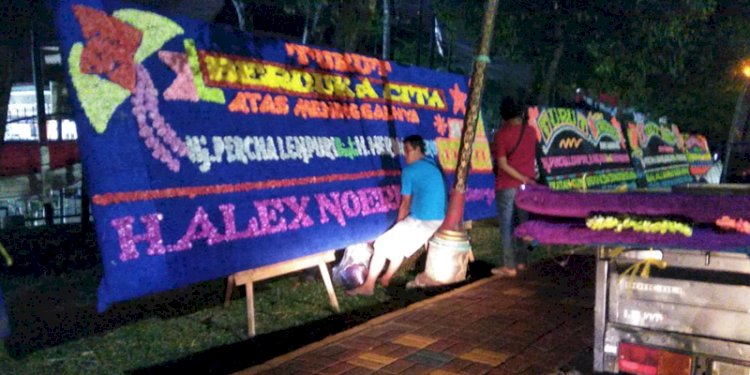 Papan ucapan karangan bunga duka dari Anggota DPR RI Alex Noerdin, yang terpasang di seberang Griya Agung, Kamis (19/8) malam. (alwi alim/rmolsumsel.id)