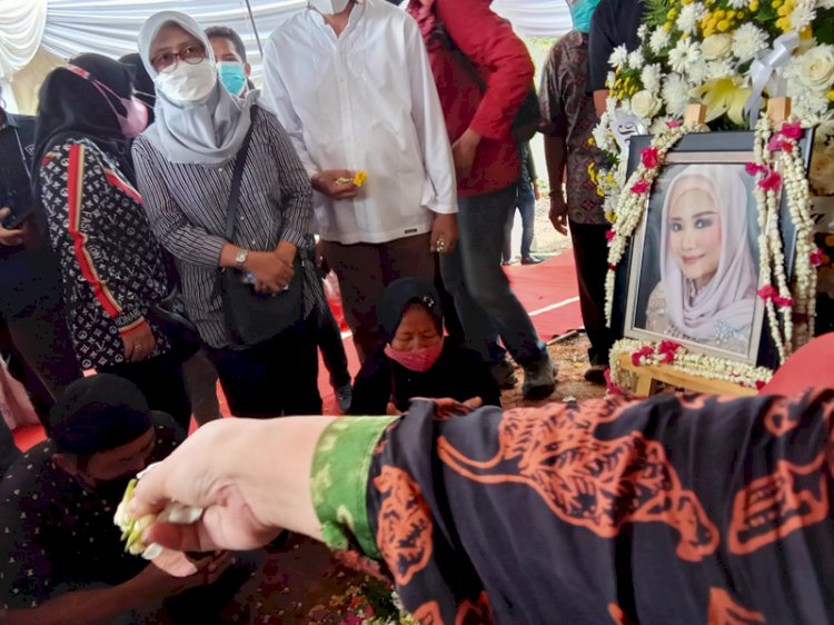 Percha Leanpuri dimakamkan di TPU Gandus Palembang/Mita Rosnita (rmolsumsel.id)