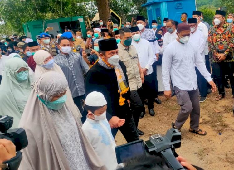 Gubernur Sumsel Herman Deru beserta keluarga mengantarkan putri sulungnya ke pemakaman/Eko prasetyo(rmolsumsel.id