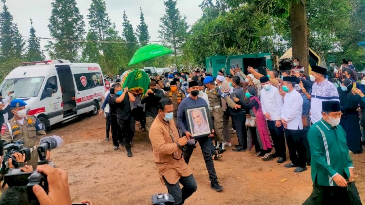 Iringan pembawa jenazah Percha Leanpuri saat baru tiba di pemakaman keluarga Gubernur Sumsel, Herman Deru, di Gandus, Palembang, Jumat (29/8) pagi. (eko prasetyo/rmolsumsel.id)