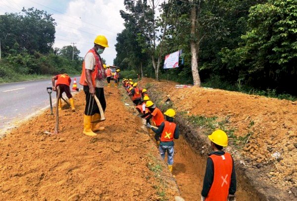Para pekerja melakukan pembangunan irigasi kecil dalam program pembangunan infrastruktur dengan skema Padat Karya Tunai dari Kementerian PUPR. (Kementerian PUPR/rmolsumsel.id)