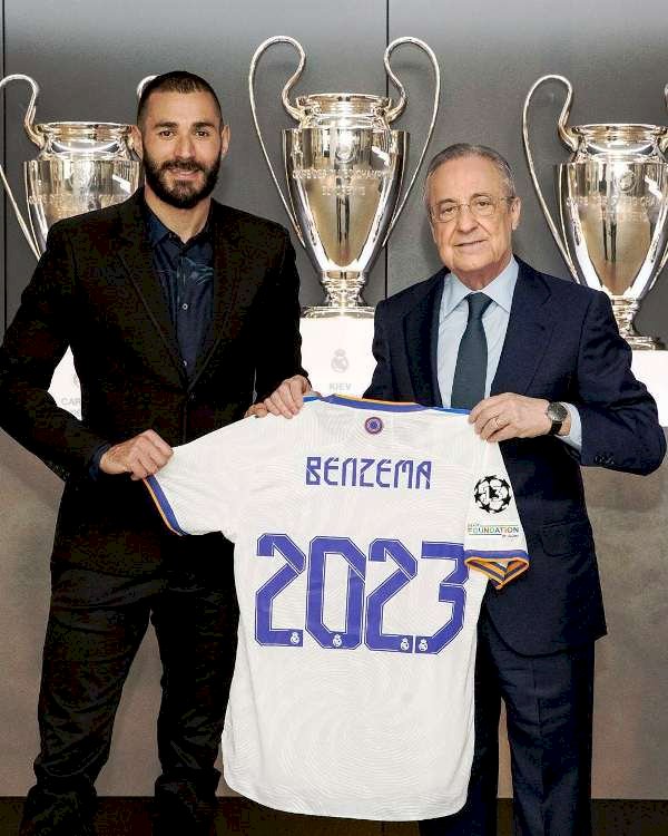 Karim Benzema bersama Presiden Real Madrid Florentino Perez usai penandatangan perpanjangan kontrak sang striker untuk dua musim ke depan. (Instagram/rmolsumsel.id)