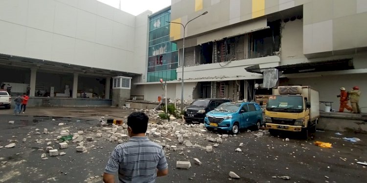  Reruntuhan atap lantai Ground dan lantai 1 Mal Margo City, Depok, Jawa Barat pada Sabtu sore, 21 Agustus/Repro