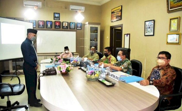 Plh Sekda Sumsel Akhmad Najib bersama Tim Pansel melakukan penilaian kepada peserta seleksi Jabatan Tinggi Pratama Sekda Lahat. (Humas Provinsi Sumsel/rmolsumsel.id)