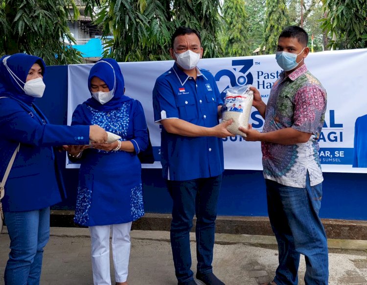 Pembagian beras bagi masyarakat terdampak Covid-19 di Halaman Kantor DPW PAN Sumsel, Minggu (22/8). (ist/rmolsumsel.id)