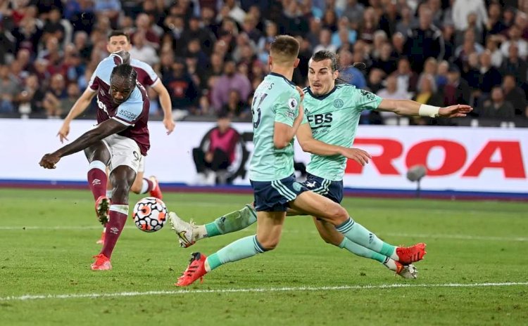 Penyerang West Ham United Michael Antonio melepaskan tembakan ke gawang Leicester City/Getty Images