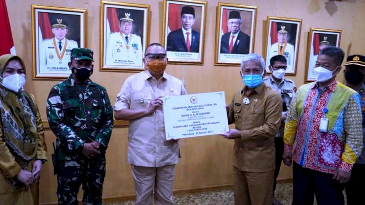 Bupati OKI Iskandar menerima secara simbolis bantuan ventilator yang diserahkan anggota DPR RI Alex Noerdin. (Dinas Kominfo OKI/rmolsumsel.id)
