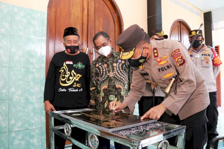 Kapolda Sumsel Irjen Eko Indra Heri menandatangani prasasti peresmian masjid di Pusat Rehabilitasi Narkoba Yayasan Arrahman Palembang. (Humas Polda Sumsel/rmolsumsel.id)