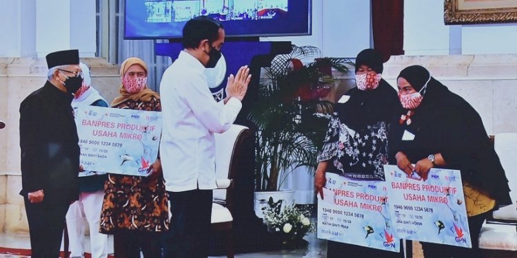 Presiden Jokowi dan Wakil Presiden Maruf Amin bersama pelaku usaha penerima BPUM. (net/rmolsumsel.id)