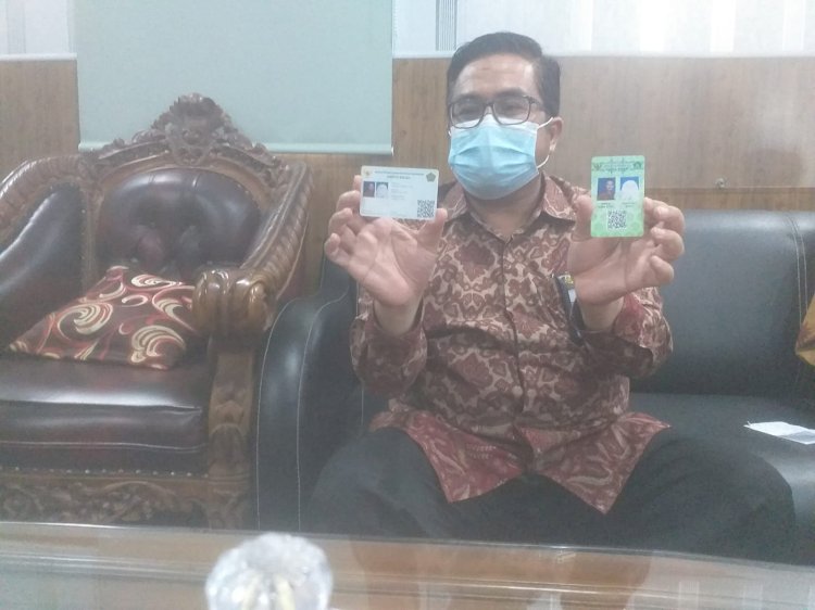 Kepala Kantor Kemenag Palembang, Deni Apriansyah saat menunjukkan kartu nikah digital baru seperti KTP. (Istimewa/rmolsumsel.id)