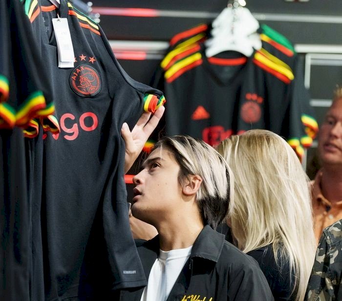 Jersey ketiga Ajax Amsterdam dengan tema Bob Marley/net