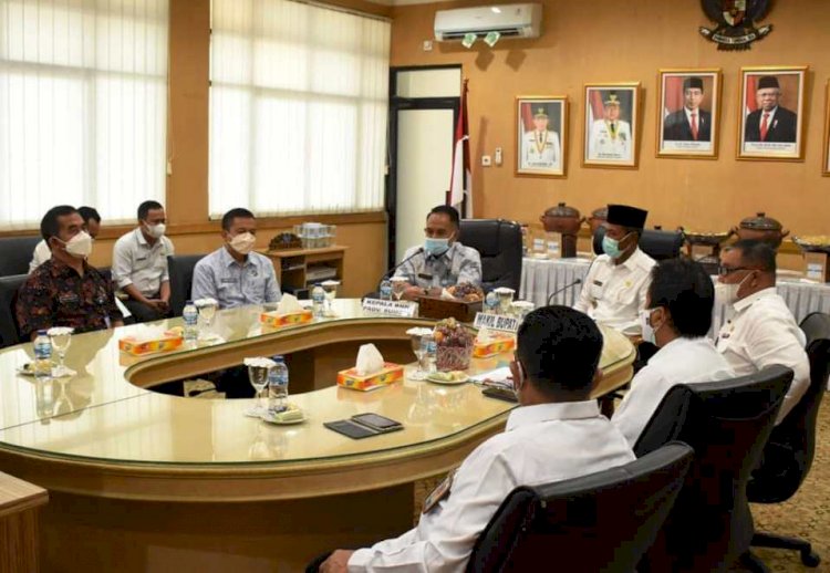 Wakil Bupati OKI M Dja'far Shodiq saat menerima Kepala BNNP Sumsel Brigjen Djoko Prihadi di ruang rapat Bupati OKI. (Dinas Kominfo OKI/rmolsumsel.id)