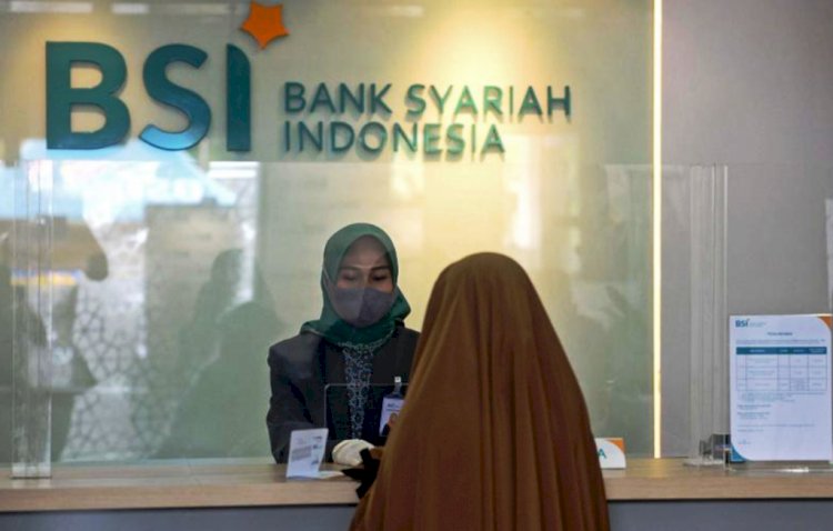 Petugas front office BSI melayani nasabah di salah satu kantor cabang. (Kemenkeu/rmolsumsel.id)