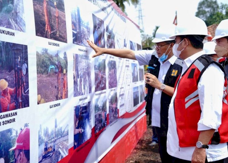 Bupati Banyuasin Askolani menyimak penjelasan mengenai progres pembangunan pabrik AMDK di Kelurahan Sukamoro. (Dinas Kominfo Banyuasin/rmolsumsel.id)