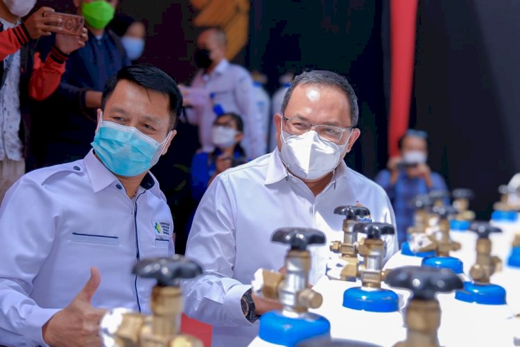Ketua Kadin Sumsel, Dodi Reza Alex Noerdin saat penyerahan tabung oksigen di RSMH Palembang. (ist/rmolsumsel.id)