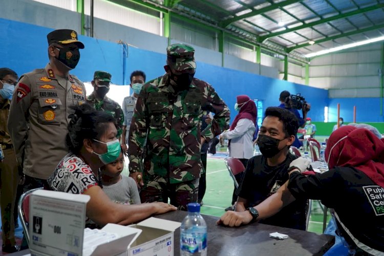 Pangdam II/Sriwijaya Mayjen TNI Agus Suhardi dan Kapolda Sumatera Selatan (Sumsel)  Irjen Pol Prof. Dr. Eko Indra Heri, M.M., melaksanakan kunjungan dalam rangka meninjau kegiatan Vaksinasi Massal dan Bakti Sosial (Baksos) bertempat di PT. OKI Pulp And Paper, Kecamatan Air Sugihan Kabupaten Ogan Komering Ilir (OKI) , Kamis (26/8).(ist/rmolsumsel.id)
