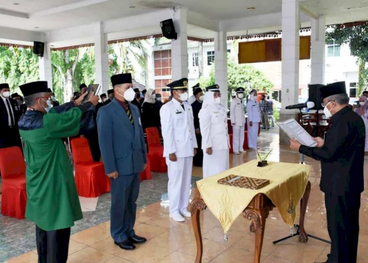 Wakil Wali Kota Lubuklinggau Sulaiman Kohar memimpin pelantikan dan pengambilan sumpah jabatan ASN di lingkungan Pemkot Lubuklinggau. (Dinas Kominfo Lubuklinggau/rmolsumsel.id)