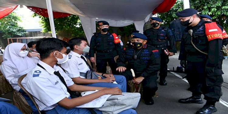 Dankorbrimob Irjen Anang Revandoko saat meninjau vaksinasi di SMK Setia Negara Depok. (ist/rmolsumsel.id)