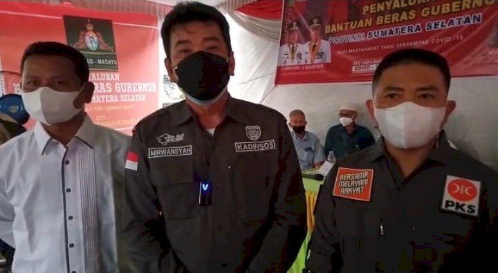 Anggota DPRD Sumsel Daerah Pemilihan (Dapil) Kota Palembang, Mgs H Syaiful Padli  didampingi Kepala Dinas Sosial (Kadinsos) Provinsi Sumsel, Mirwansyah usai melakukan  reses di Lrg Jayalaksana Kelurahan 3-4 Ulu Kecamatan SU 1. (Istimewa/rmolsumsel.id)