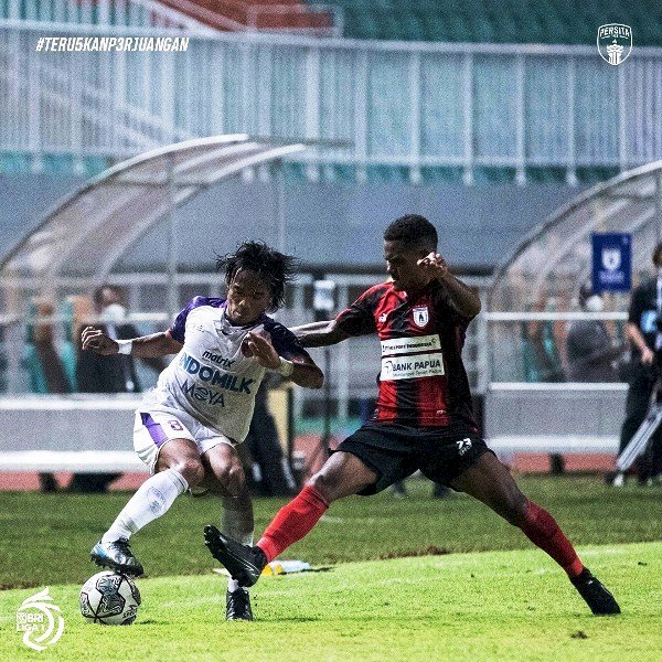 Gelandang Persita Tangerang dihadang pemain Persipura Jayapura pada pertandingan BRI Liga 1 di Stadion Pakansari, Cibinong, Bogor. (Persita/rmolsumsel.id)