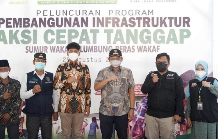 Bupati OKU Timur Lanosin menghadiri launching pembangunan infrastruktur sumur wakaf dan lumbung beras wakaf dari Aksi Cepat Tanggap. (Dinas Kominfo OKU Timur/rmolsumsel.id)