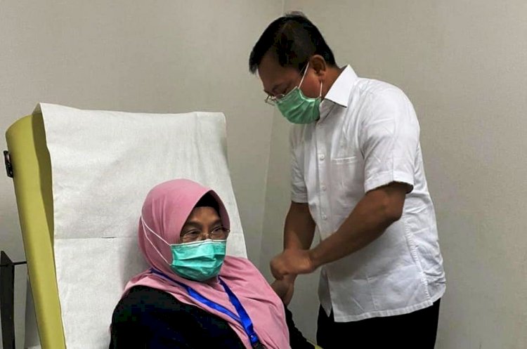 Mantan Menteri Kesehatan Siti Fadila Supari menerima suntikan vaksin Nusantara oleh dr Terawan Agus Putranto. (Net/rmolsumsel.id)