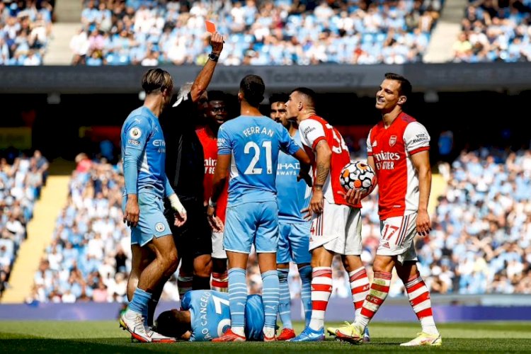 Wasit Martin Atkinson mengeluarkan kartu merah untuk gelandang Arsenal Granit Xhaka atas tekel horor kepada Joao Cancelo. (Action Images via Reuters/rmolsumsel.id)