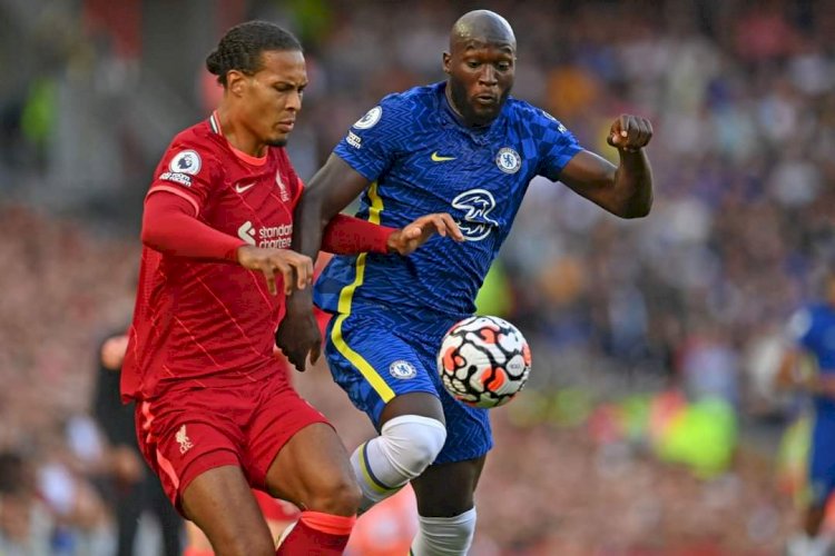 Bek Liverpool Virgil Van Dijk berjibaku dengan penyeranh Chelsea Romelu Lukaku/AFP