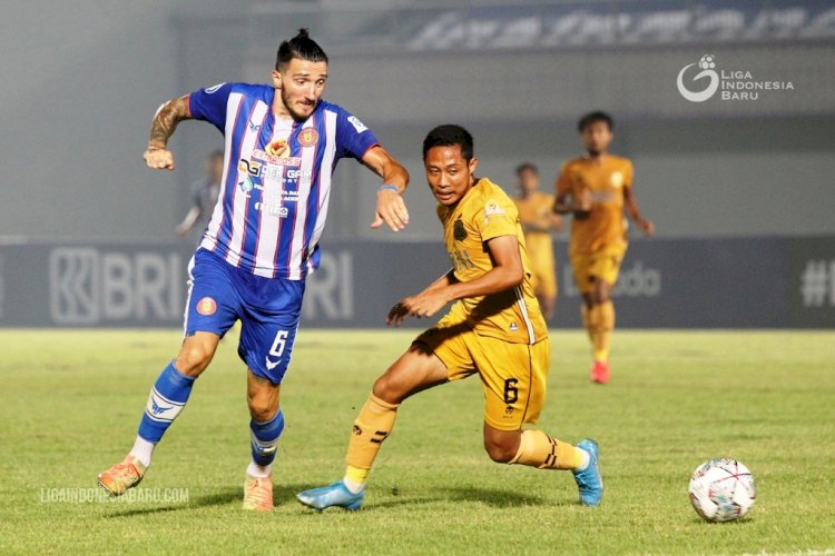 Gelandang Bhayangkara FC Evan Dimas menghalangi pergerakan pemain Persiraja Banda Aceh Vanja Markovic. (PT LIB/rmolsumsel.id) 