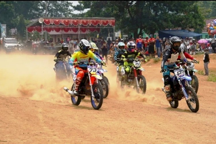 Rider motocross dari Community of Adventure Trail menggelar latihan di Sirkuit Simpang Lengot, Martapura. (Dinas Kominfo OKU Timur/rmolsumsel.id)