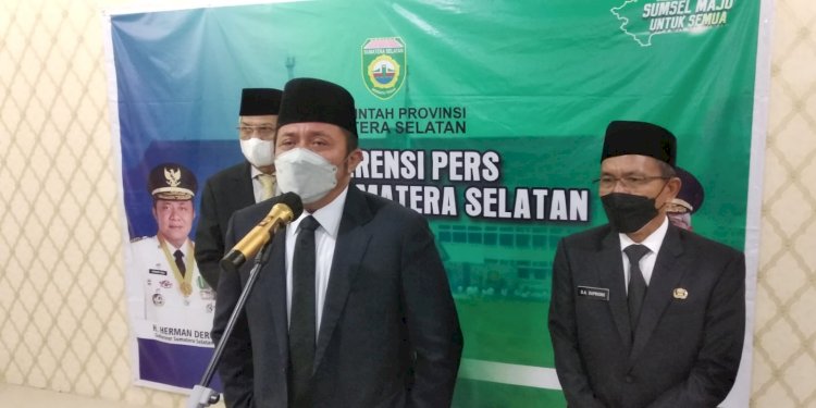 Gubernur Herman Deru saat memberikan keterangan pers usai melantik Pj Sekda SA Supriyono. (eko/rmolsumsel.id)