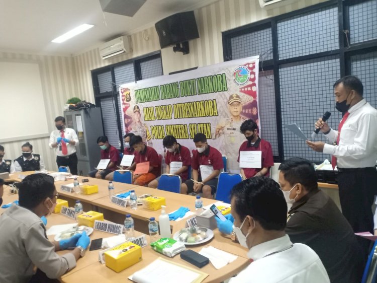 Direktorat Reserse Narkoba (Ditresnarkoba) Polda Sumatera Selatan (Sumsel)  memusnahkan sabu seberat 1.7 kg dan ekstasi 468 butir dengan enam orang tersangka. (ist/rmolsumsel.id)