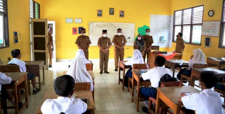Wakil Wali Kota Lubuklinggau Sulaiman Kohar meninjau pelaksanaan PTM Terbatas di salah satu SMP. (Dinas Kominfo Lubuklinggau/rmolsumsel.id)