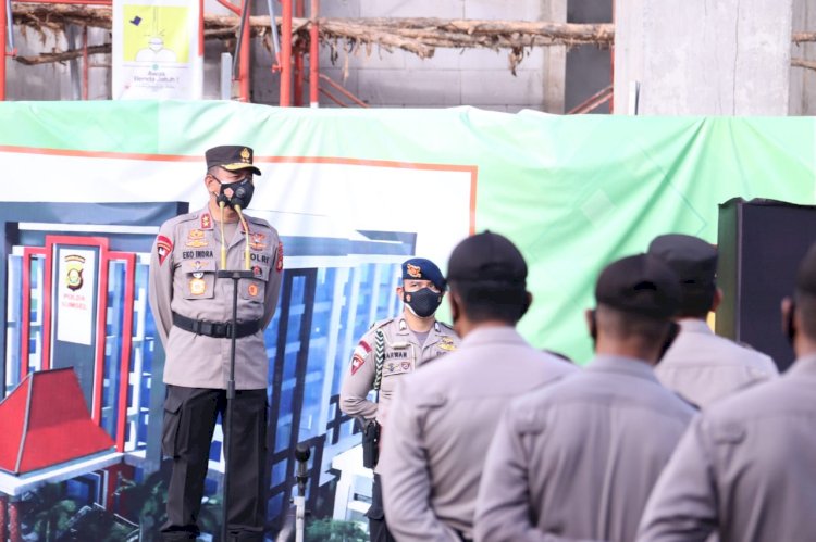 Kapolda  Sumsel, Irjen Pol Eko Indra Heri saat memberikan penghargaan kepada anggota Polda, Polrestasbes dan Polres Jajaran dalam hal pengungkapan hingga pencapaian berbagai bidang, Senin (30/8), di halaman Mapolda Sumsel. (ist/rmolsumsel.id)