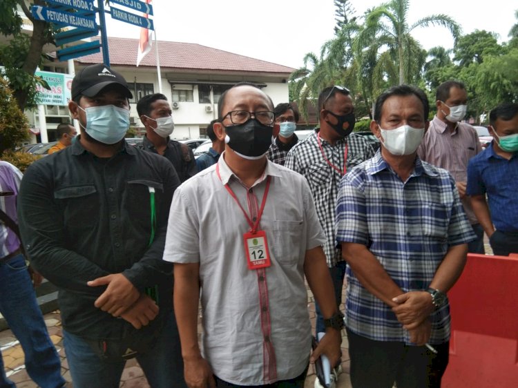 Massa pendukung Tjik Maimunah saat mendatangi PN Palembang. (ist/rmolsumsel.id)