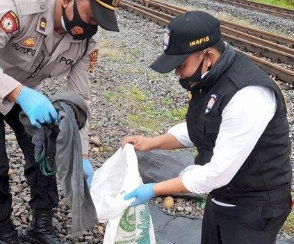 Petugas dari Polres Ogan Ilir saat melakukan evakuasi korban ditabrak Kereta Api. (Istimewa/rmolsumsel.id)