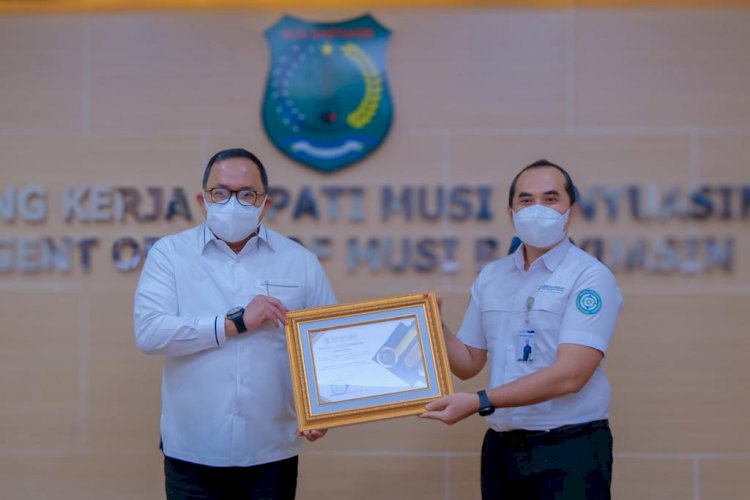 Bupati Muba Dodi Reza Alex menerima penghargaan dari BPJS Kesehatan Cabang Palembang atas capaian Universal Health Coverage atas warganya. (Humas Pemkab Muba/rmolsumsel.id)