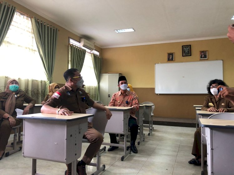 Wali Kota Palembang, Harnojoyo saat meninjau langsung kesiapan SMP Negeri 1 Palembang menjelang penerapan PTM/ist/