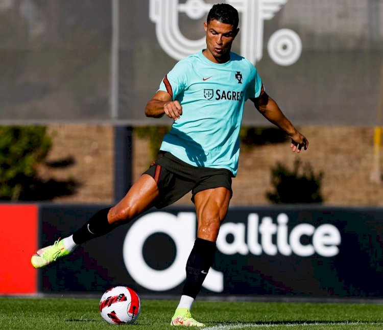 Cristian Ronaldo saat menjalani Latihan bersama Timnas Portugal, yang akan menghadapi Irlandia dan Azerbaizan pada di kualifikasi Piala Dunia, Senin (30/8) kemarin. (ist/rmolsumsel.id)