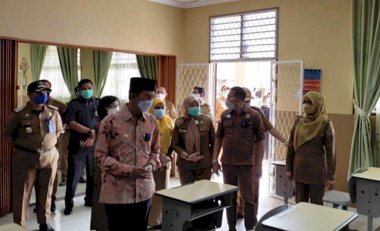 Wali Kota Palembang Harnojoyo didampingi Kepala Dinas Pendidikan Ahmad Zulinto meninjau kesiapan SMP Negeri 1 untuk menerapkan PTM Terbatas. (Bakohumas Palembang/rmolsumsel.id)