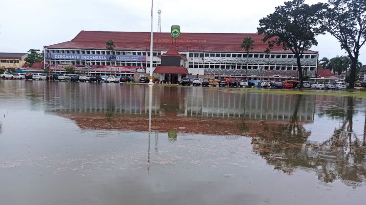 Halaman kantor Gubernur Sumsel yang terserang banjir beberapa waktu lalu. (ist/rmolsumsel.id)