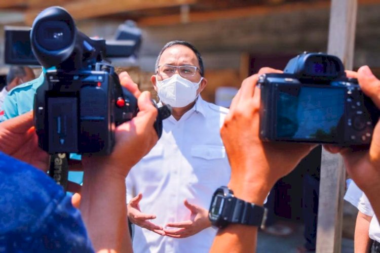 Bupati Muba Dodi Reza Alex memberikan keterangan kepada wartawan. (Humas Pemkab Muba/rmolsumsel.id)