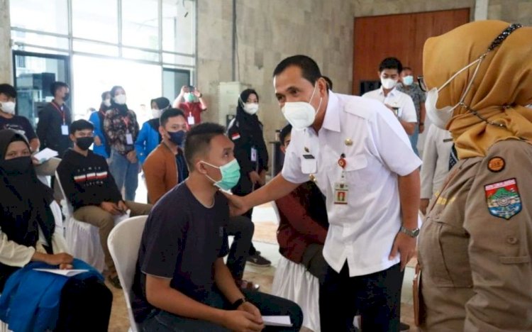 Wali Kota Lubuklinggau SN Prana Putra Sohe berdialog dengan seorang pemuda yang sedang mengantre untuk vaksinasi. (Dinas Kominfo Lubuklinggau/rmolsumsel.id)